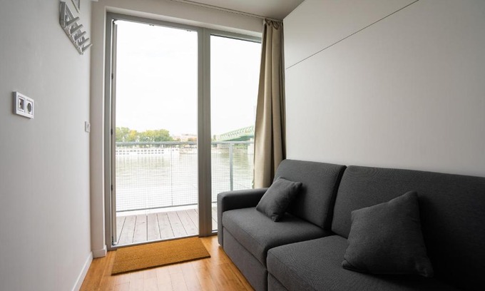 Bratislava Hotel | Sundeck botel - party boat
