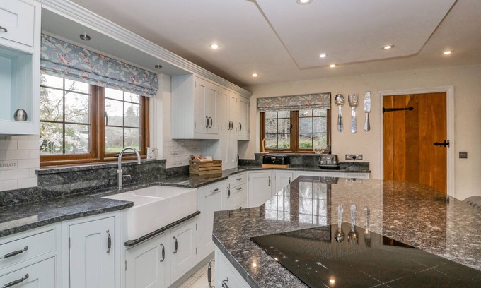 Raymonds Hill Cabaña | SUNDOWNER COTTAGE, family friendly, with a garden in Axminster