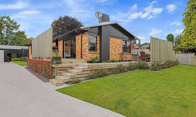 Springfield Casa | Sundrenched 70's | 3 Bed + Sleep-out with Spa Pool
