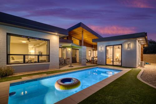 Peaceful Valley Casa | Sundrenched by AvantStay Pool Mins to Old Town
