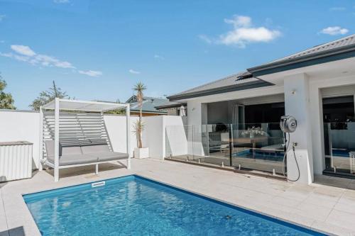 Quindalup Casa | Sundrift: Tranquil Retreat with Spectacular Views