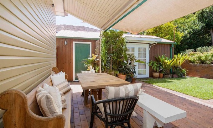 Highfields Casa | 'Sunfields' Garden Hideaway between Beaches and CBD