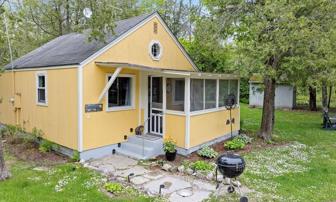 Baileys Harbor Cabina | Sunflower Cabin- Dog Friendly on Kangaroo Lake