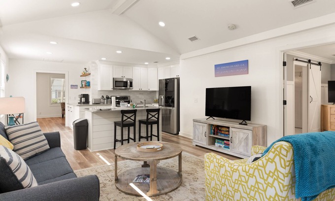 Saint Simons Heights Cabaña | Sunflower Hideaway -Walk to eats, bike to beach, pet friendly, Relaxed backyard.