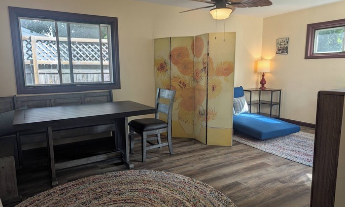 Moorhead Casa | Sunflower House by the River