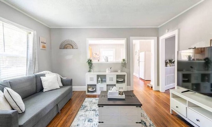 Dilworth Casa | {Sunflower Morning} A cozy farmhouse-style house in South End HOT TUB!
