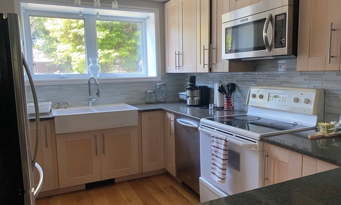 Northeast Edmonton Apartamento | Sunkissed Private basement -10 minutes from Downtown and most convention centers