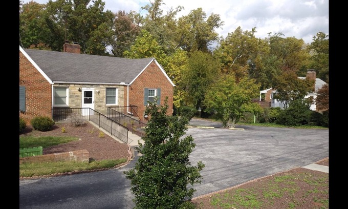 Hillandale Casa | Sunlight floor apartment in a house w/private parking near Washington DC
