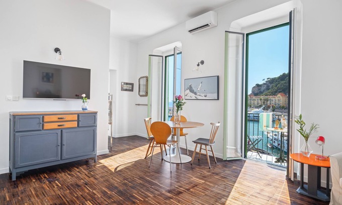 Lazaret Apartamento | Sunlight Properties - Capitaine 54 - 1 Bed rental apartment, balcony, port view
