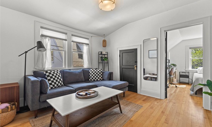 Wauwatosa Apartamento | Sunlit 2BR Upper Retreat