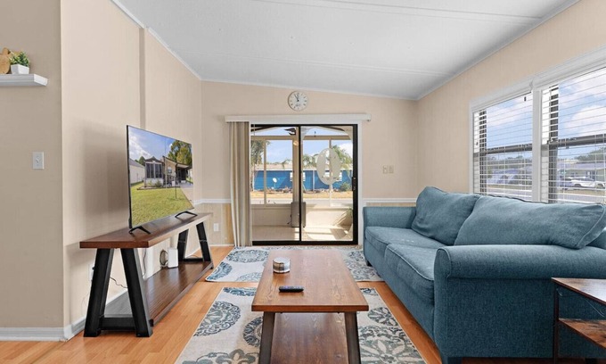 Silver Lake Casa | Sunlit 2BR w/ Lanai ~ Golf Cart Path