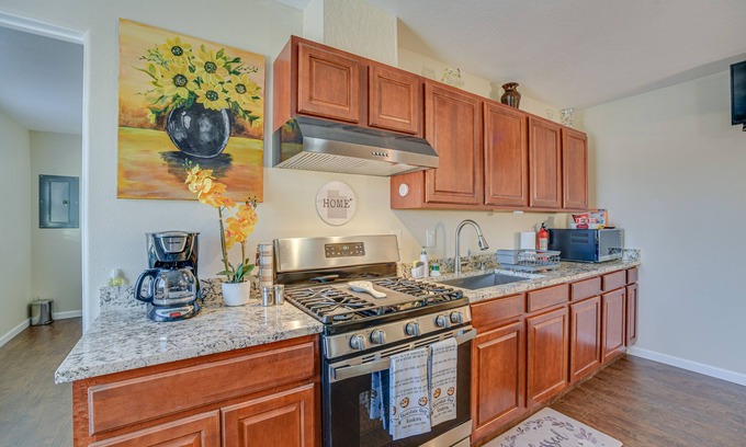 Albuquerque Cabaña | Sunlit Albuquerque Retreat: 3 Mi to Old Town!