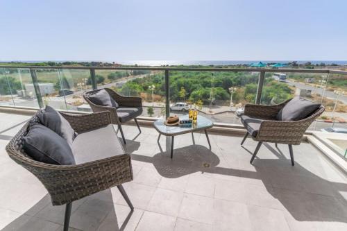Nahariya Apartamento | Sunlit Balcony and Coastal Charm by Sea N' Rent