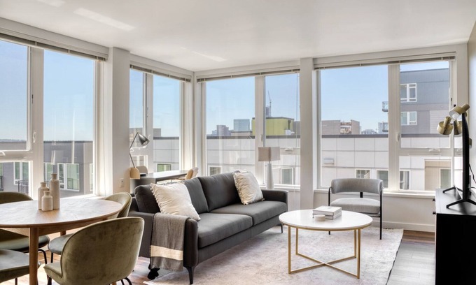 Wilburton Apartamento | Sunlit Bellevue 2BR w/ Gym & W/D, near Spring District, by Blueground