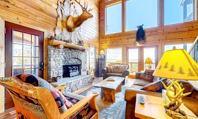 Morganton Cabina | Sunlit cabin with private hot tub, fireplace & stunning mountain views