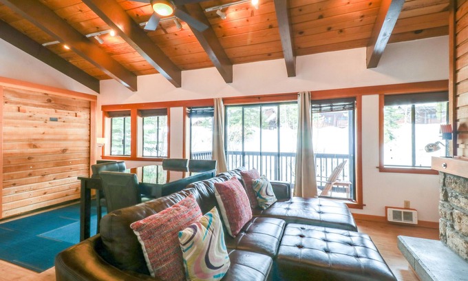 Tahoe Woods Condominio | Dos estudios con piscina compartida, bañera de hidromasaje, gimnasio y tenis, cerca del esquí, ¡los perros están bien!