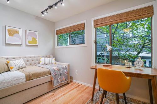 West Bellevue Casa | Sunlit contemporary Bellevue Home w a Lush Garden