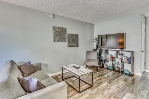 Raisin Apartamento | Sunlit Fresno Apartment 4 Mi to Old Town Clovis!