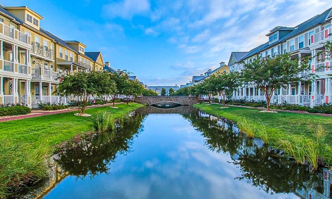 Sunset Island Condominio | Sunlit island abode with bayside beach, pools, WiFi, balcony, & AC