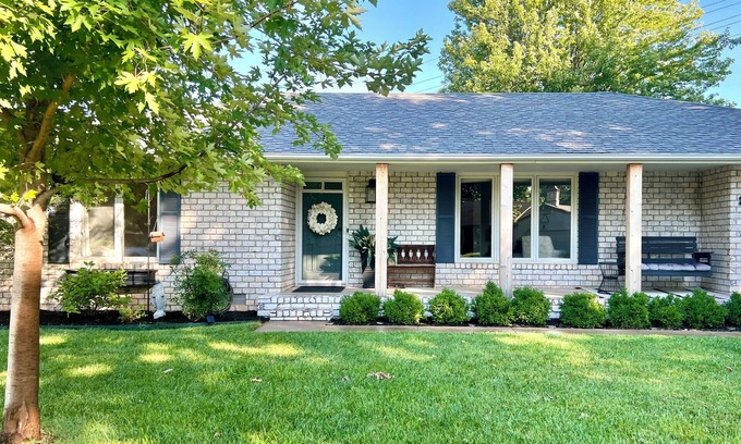 Hutchinson Casa | Sunlit Maple Inn - Charming 3 bedroom house in NW Hutchinson