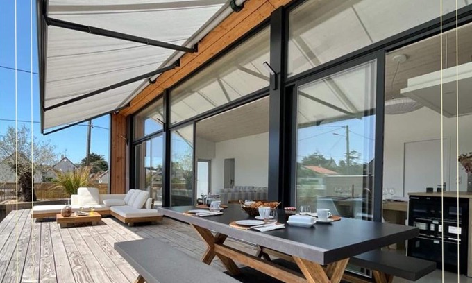 Barneville-Carteret Cabaña | Casa moderna con terraza amplia, jardín privado y bicicletas, cerca del mar