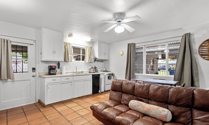 Camelback East Apartamento | Sunlit Palm Cottage in Uptown Phoenix