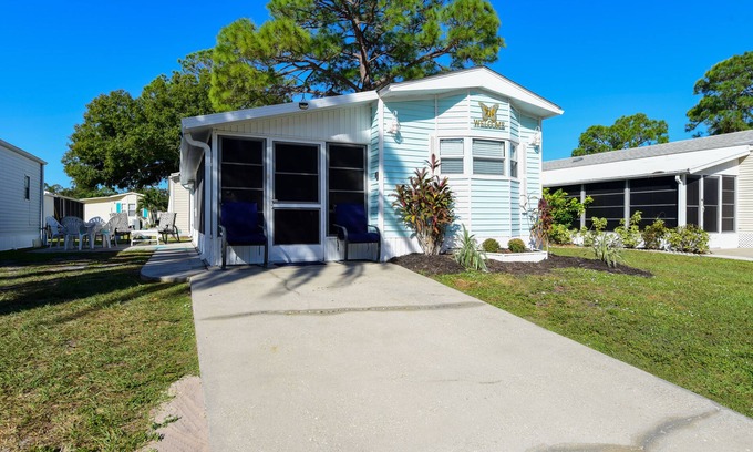 Braden River Cabaña | Sunlit Sarasota Cottage w/ Screened Porch!