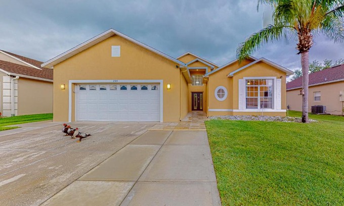 Crescent Lakes Casa | Sunlit Serenity Oasis