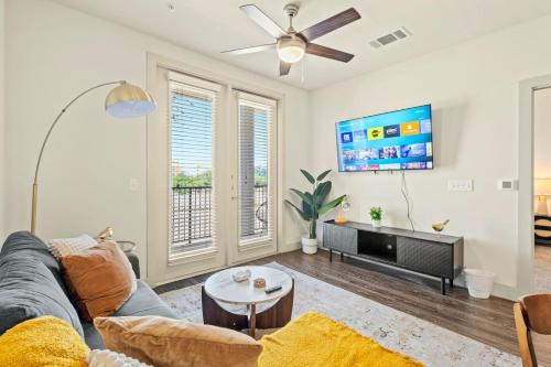 Vickery Meadow Apartamento | Sunlit Suite w Resort Pool - Gym by Midtown Blvd