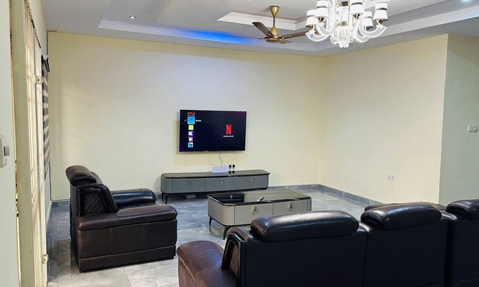 Kumasi Apartamento | Sunlit Top Floor +Starlink Wi-Fi + Laundry Machine