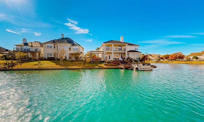 Sydney Harbour Casa | Sunlit waterfront retreat with patio, fireplace, & kayaks - near golf
