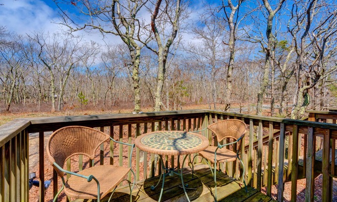 Edgartown Apartamento | ¡NUEVO LISTADO! Estudio iluminado por el sol con terraza y vistas privadas, cerca de playas, senderos y la ciudad.
