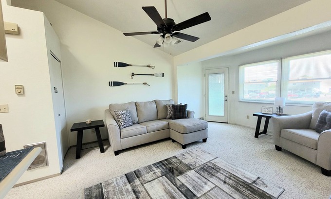Oak Harbor Condominio | Sunnie Days condo on Lake Erie. In Oak Harbor, 2 minute walk to the lake.