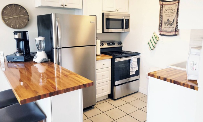 Queens Apartamento | Sunny 1-bedroom in charming Bayside close to restaurants and Bayside train