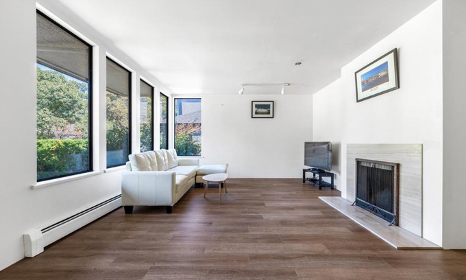 West Side Casa | Sunny 1-Bedroom Private Rooms in Charming Vancouver