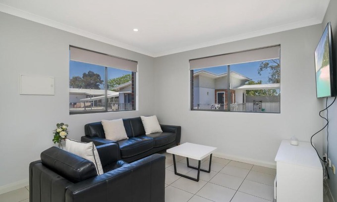 Cannington Apartamento | Sunny 2-Bed in Quiet Location with Balcony