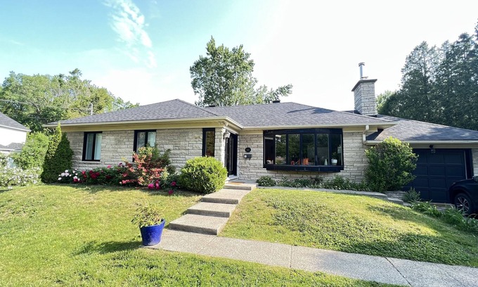 Beaconsfield Casa | Sunny 2-storey child friendly home near lake – minutes to downtown MTL