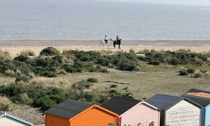 Pakefield Casa | Sunny 3BR Coastal Escape Walk to Beach Nearby