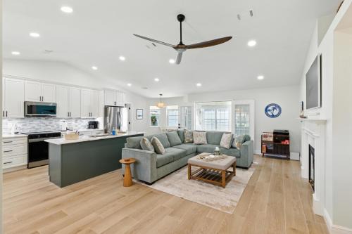 Gulf Breeze Casa | Sunny 3BR with Hot Tub & Game Room Home