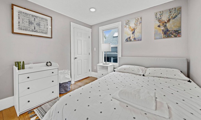 Winter Hill Apartamento | This apartment is a 4 bedroom(s), 2 bathrooms, located in Somerville, MA.