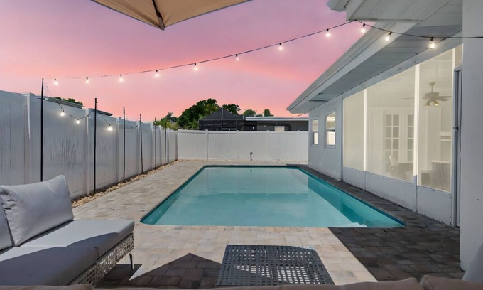 Bay Crest Park Casa | Sunny 4BR Home w/Pool & Indoor‑Outdoor Patio