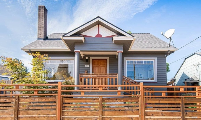 Concordia Casa | Sunny Alberta Arts Bungalow - 2 Blocks from Alberta - Quiet Street - Pets OK!