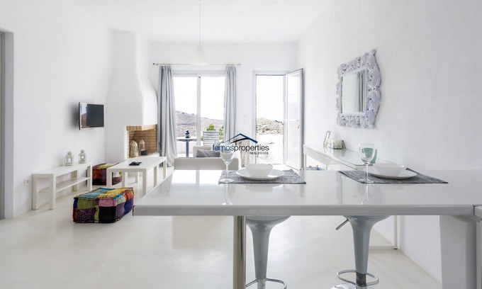 Vourkari Casa | Casa de huéspedes moderna y soleada, "Illios", ideal para dos parejas o una familia pequeña.