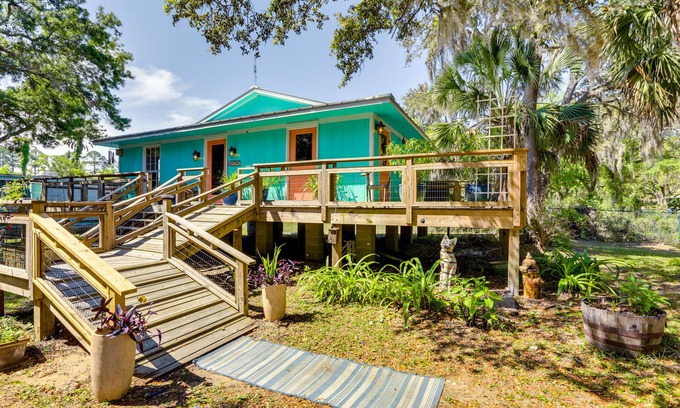 Apalachicola Cabaña | Sunny Apalachicola Vacation Rental with Deck!