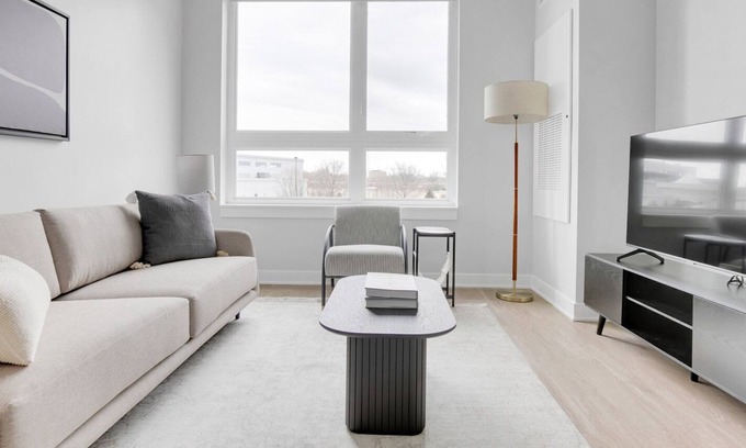 Arlington Heights Apartamento | Sunny Arlington Heights 1BR w/ Gym & Dog Spa, easy commute, by Blueground