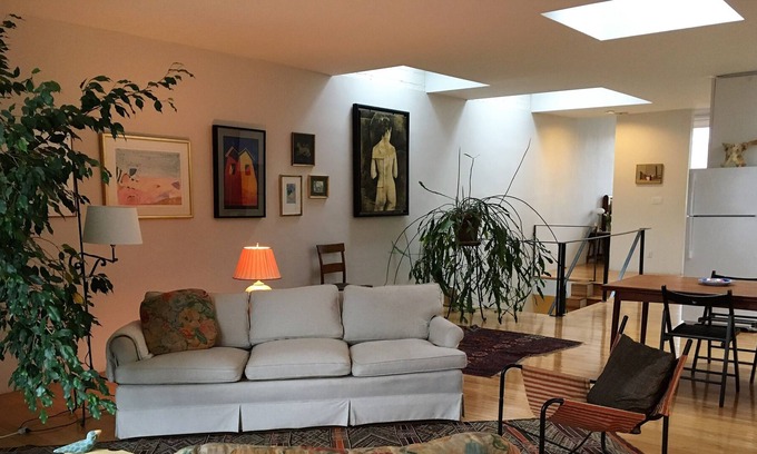 Bolton Hill Apartamento | Soleado apartamento lleno de arte en el área histórica de Bolton Hill de Baltimore
