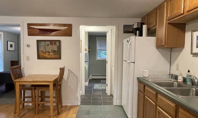 West Kennebunk Apartamento | Sunny art-filled one-bedroom apartment on Maine Coast
