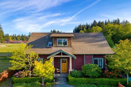 Langley Casa | Sunny Backyard Fireplace Coastal Access in Peaceful Neighborhood Near Shopping