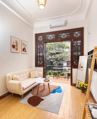 Hang Bo Apartamento | Sunny Balcony Room in Old Quarter with Netflix and Free Laundry