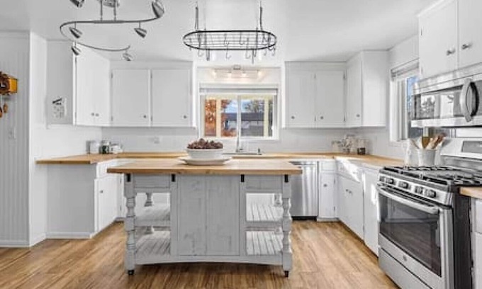 Scenic Heights Casa | Sunny Beach House of Olde Town Arvada
